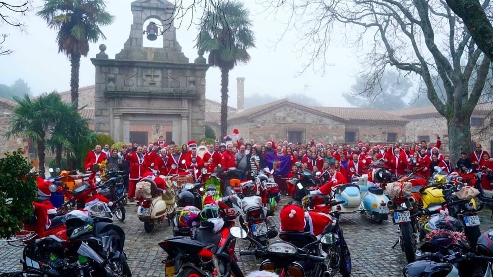 Cerca de 200 motos se suman a la 'Papanoelada en Vespa' con fines solidarios en Colmenar