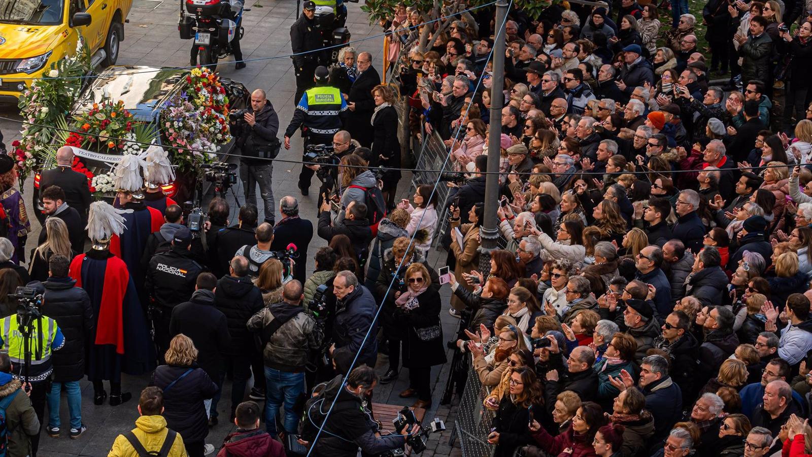 La comisión de Cultura del Ayuntamiento de Madrid arranca con un minuto de silencio por Concha Velasco e Itziar Castro