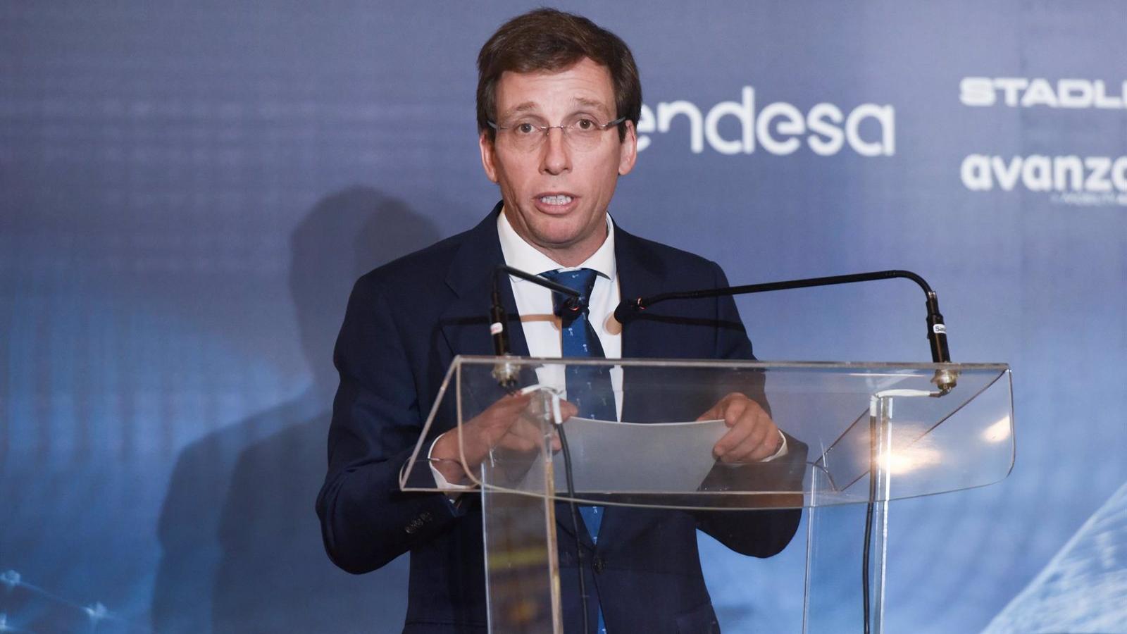 Martínez-Almeida tilda de "disparatado" que se pueda prohibir fumar en terrazas