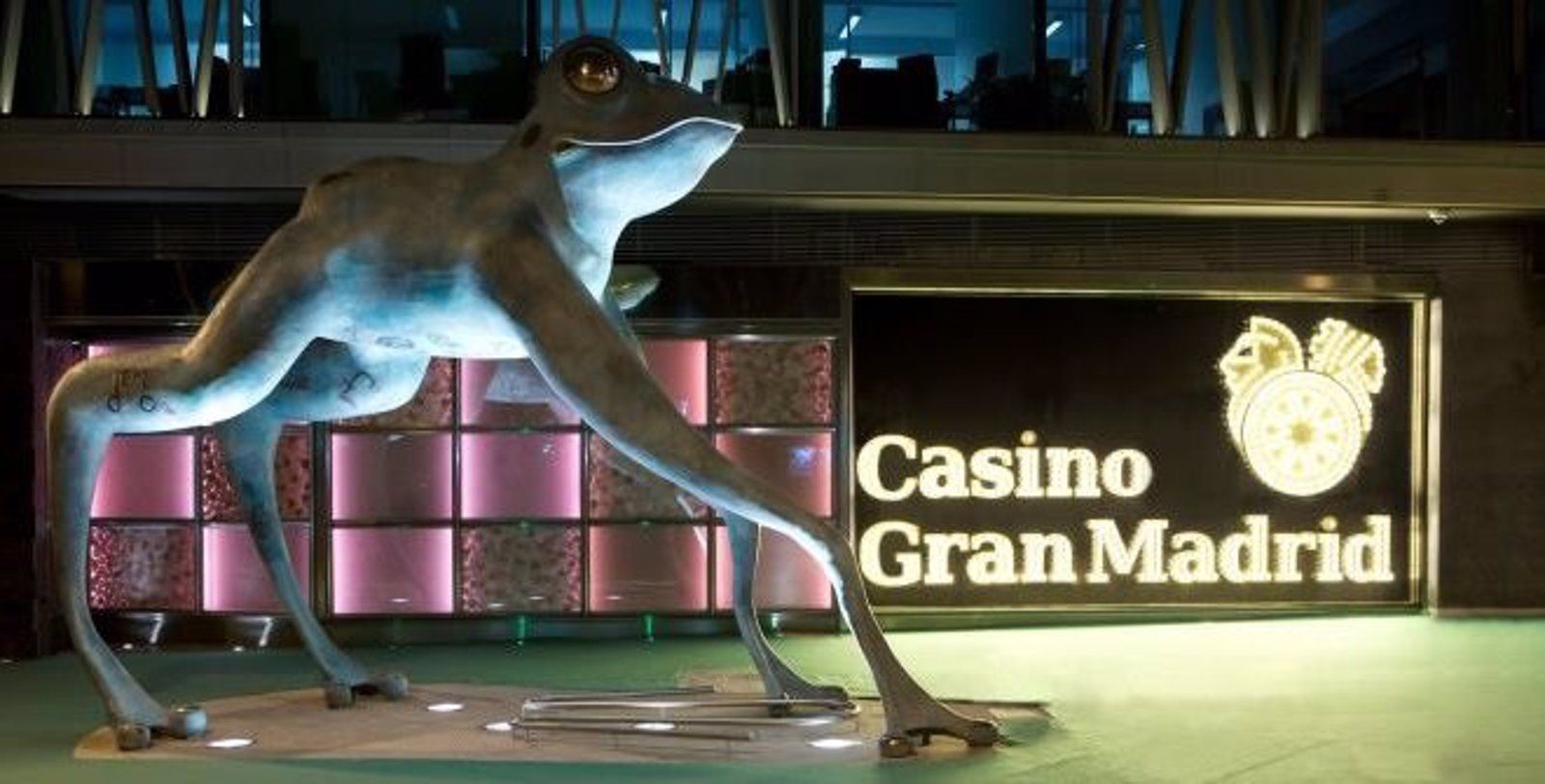 El TSJM ordena desmontar la rana gigante de Colón instalada por el Casino Gran Madrid