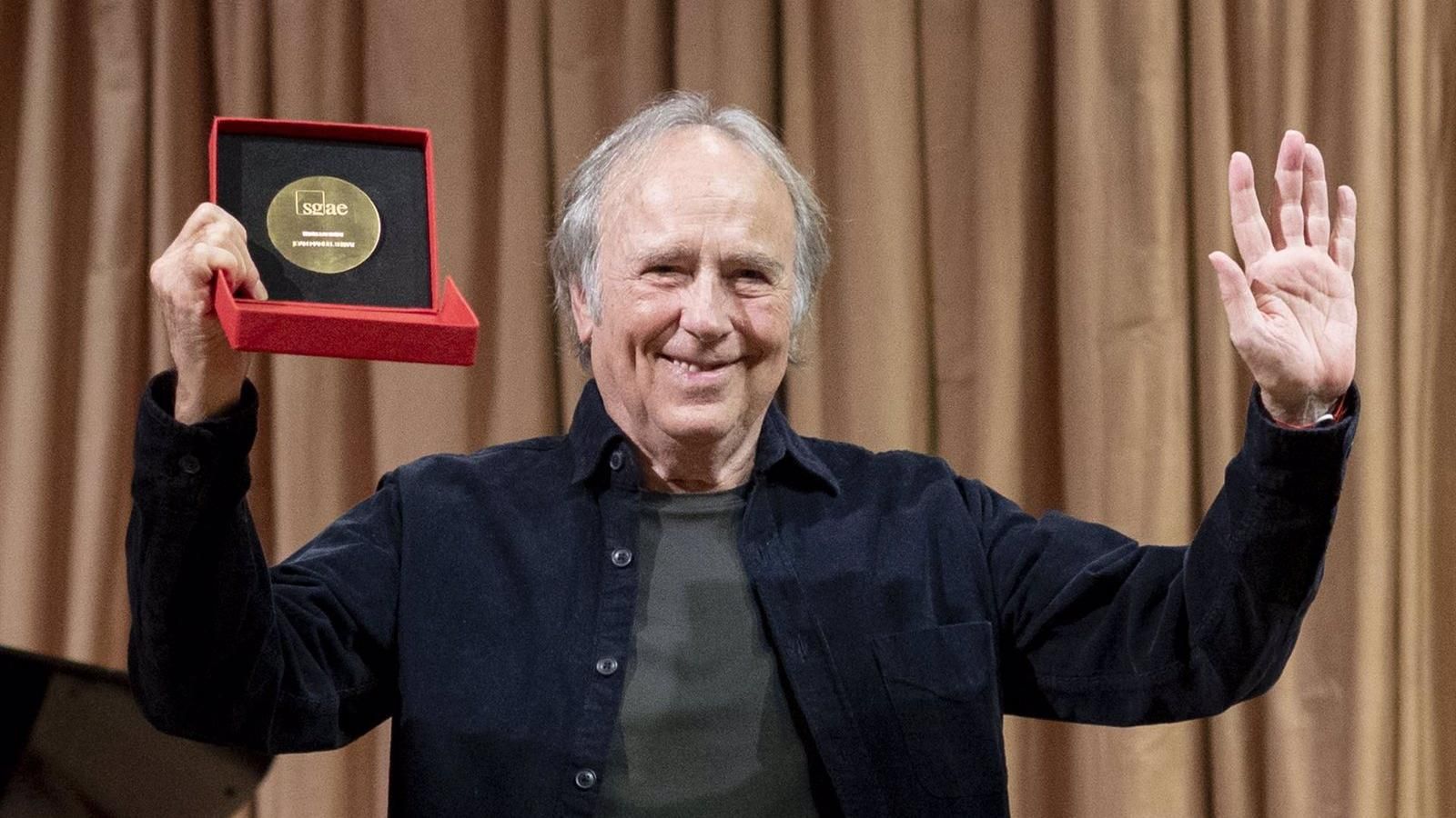 Serrat recibe la medalla de honor de la SGAE: &quot;Estoy feliz de haber dedicado mi vida a escribir canciones&quot;