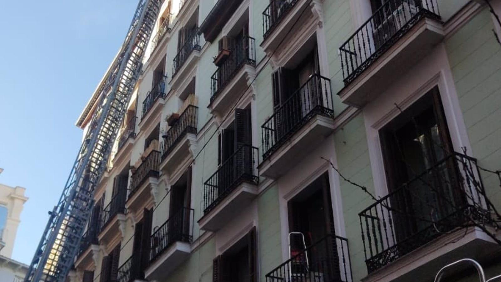 Un incendio en la cocina de un restaurante genera una gran humareda cerca de Gran Vía