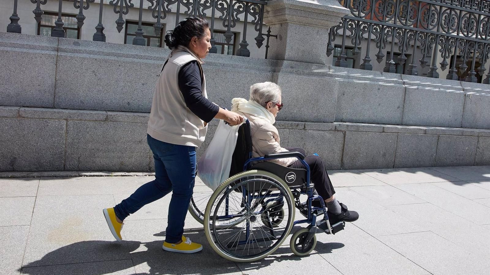 Madrid invierte 1.921 euros por dependiente, por encima de la media nacional