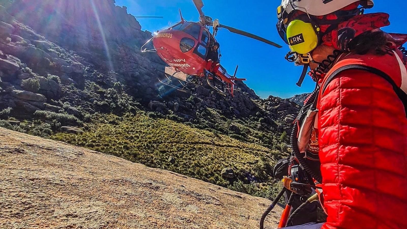 Los bomberos del GERA rescatan a un escalador accidentado en La Pedriza, herido pero sin gravedad