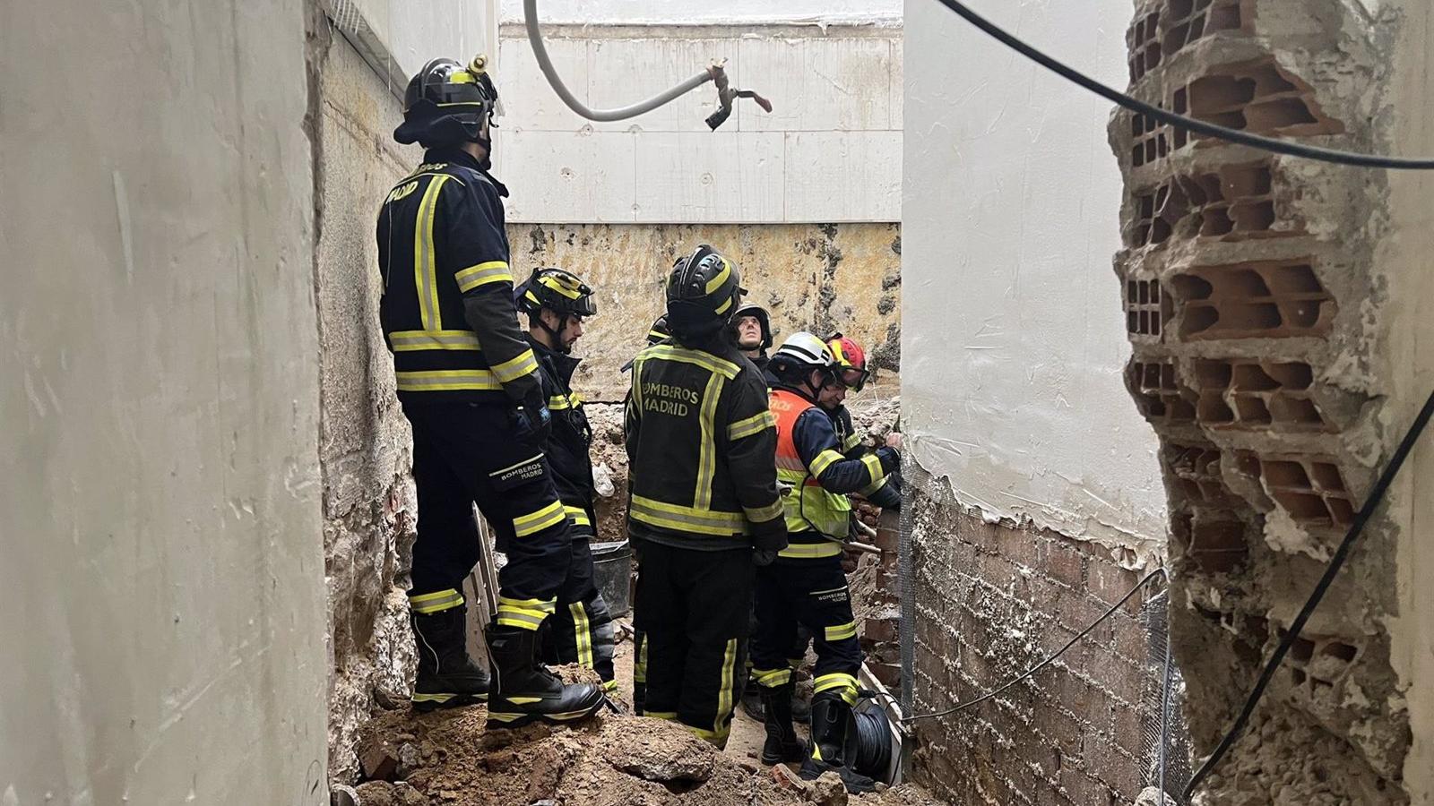  Muere un trabajador en Malasaña al derrumbarse una galería subterránea