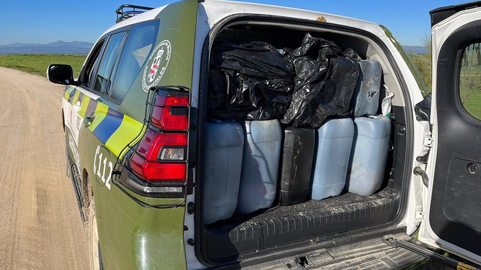 Localizan 150 litros de aceite de motor abandonados en un camino entre Villaviciosa y Navalcarnero