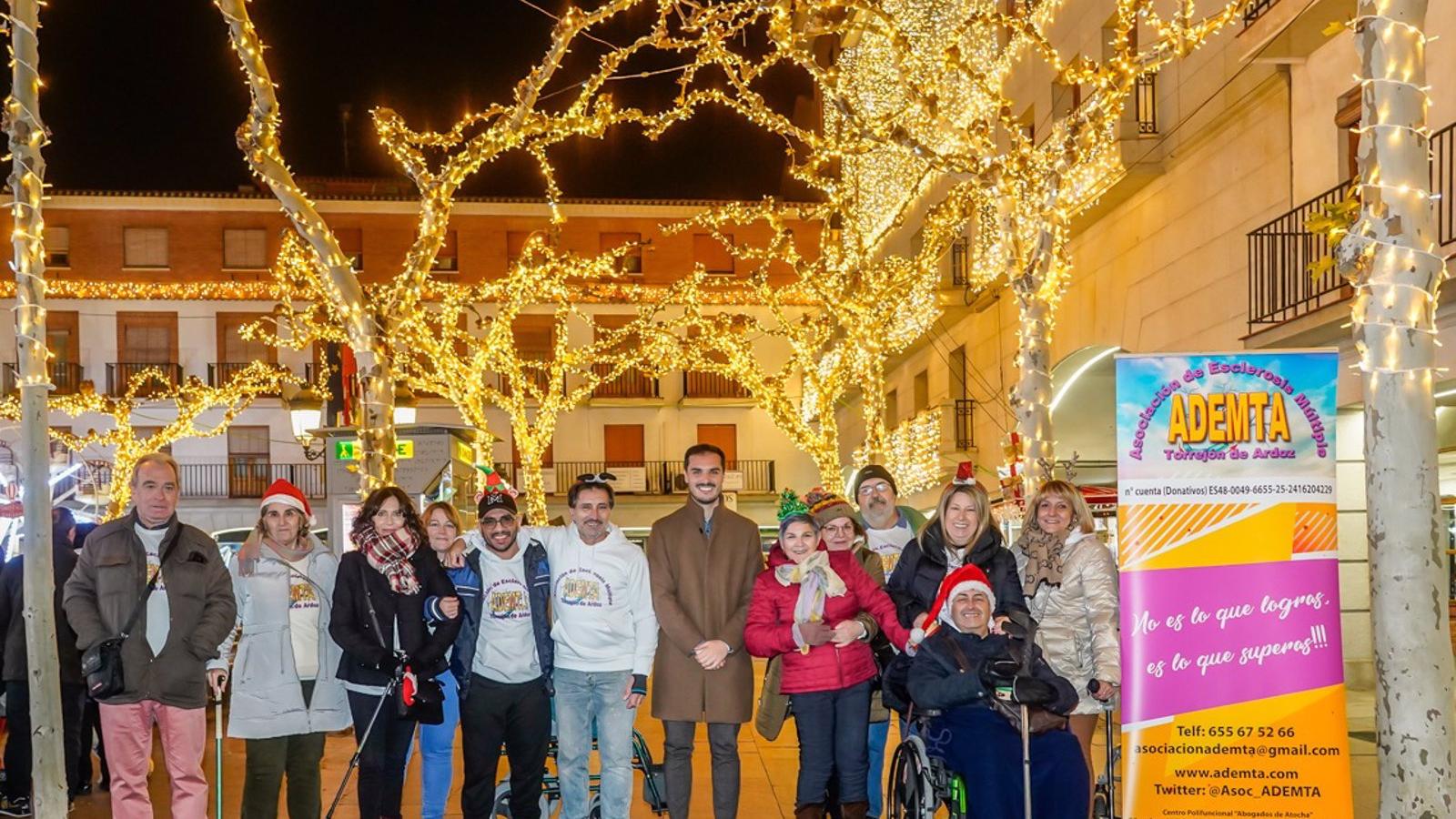La Asociación de Esclerosis Múltiple de Torrejón se suma al Día Mundial con una mesa informativa en la Plaza Mayor