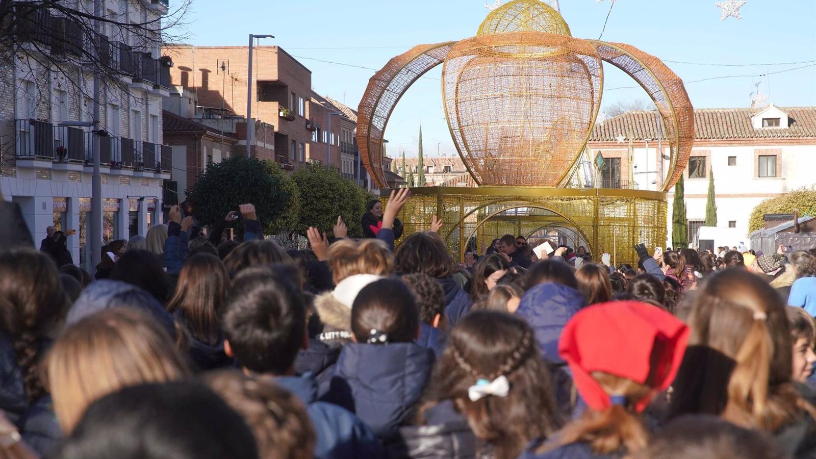 Cerca de 600 escolares disfrazados de pastorcillos realizan el 'Camino de Belén' por la calle Real de Las Rozas