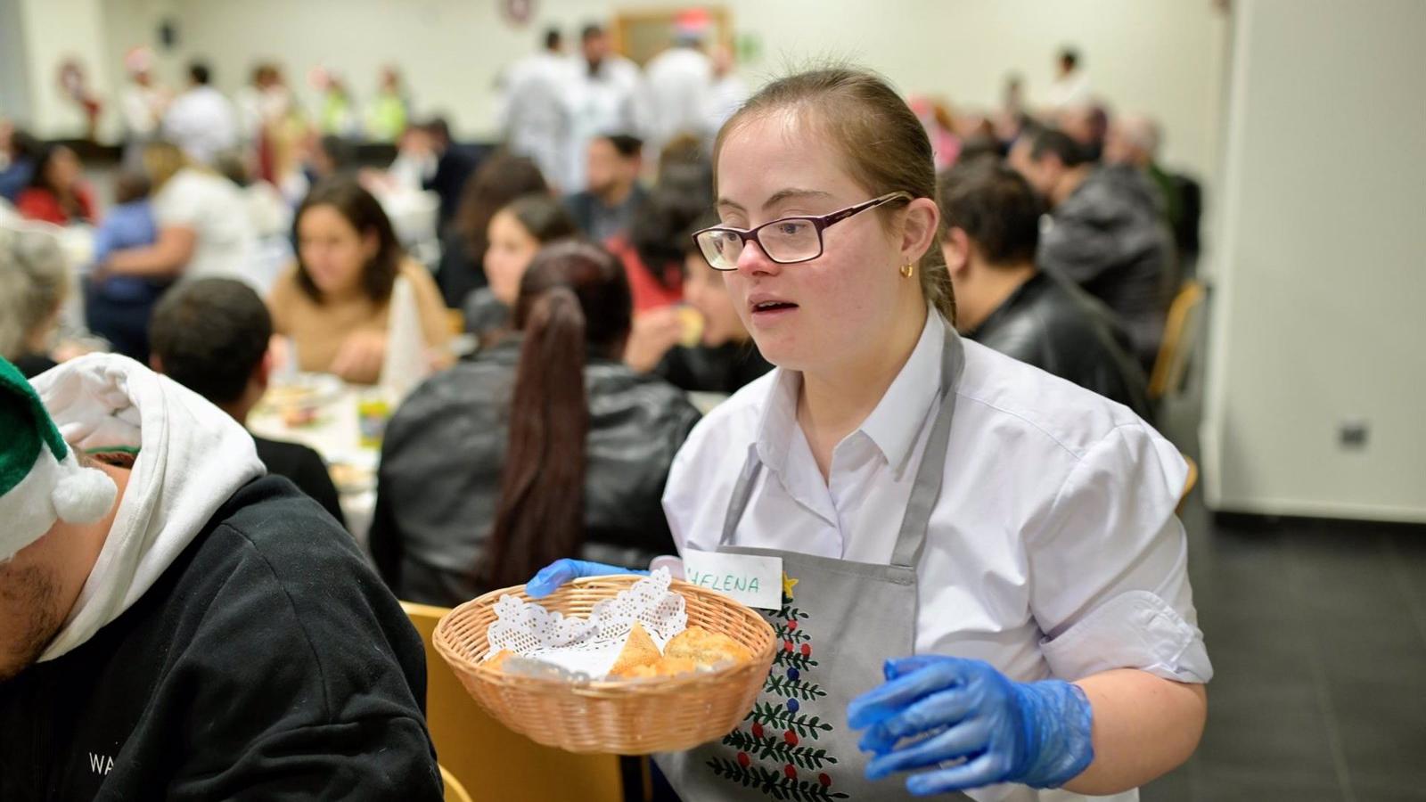 Más de 100 personas vulnerables asisten a la cena solidaria de Fundación Telefónica, Down Madrid y Mensajeros de la Paz