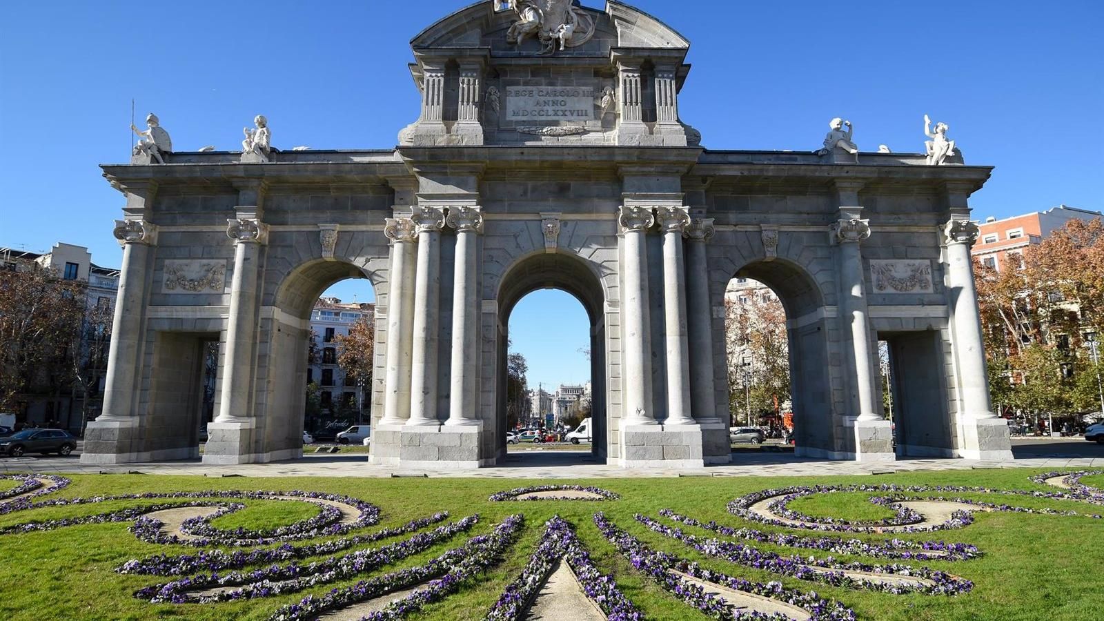 La Puerta de Alcalá luce ya su Belén luminoso tras las obras de renovación