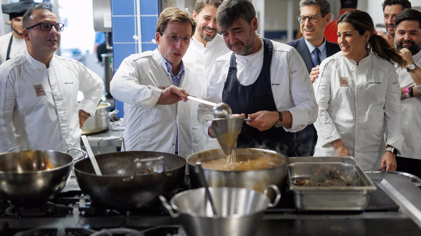 Diez chefs con estrella Michelin preparan 2.000 comidas para centros de acogida de la capital