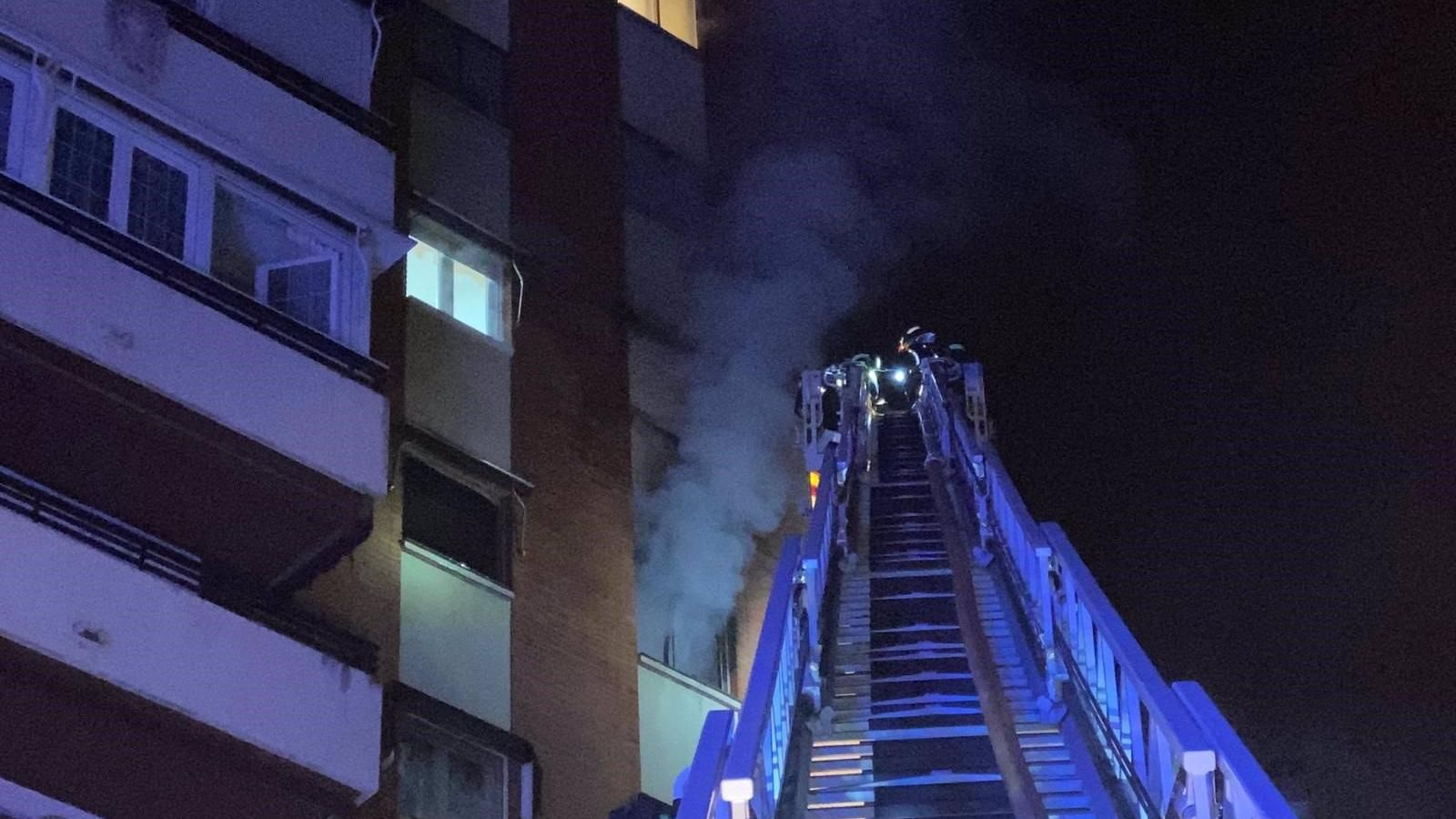  Quince intoxicados leves en un incendio en una vivienda en Fuencarral