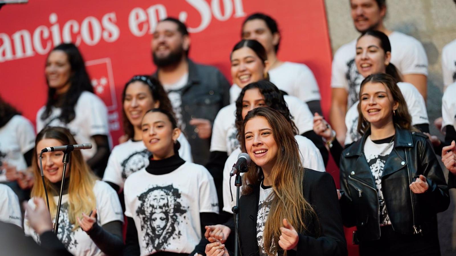 El elenco de 'Malinche' se une a los coros escolares de villancicos en Sol para felicitar las fiestas
