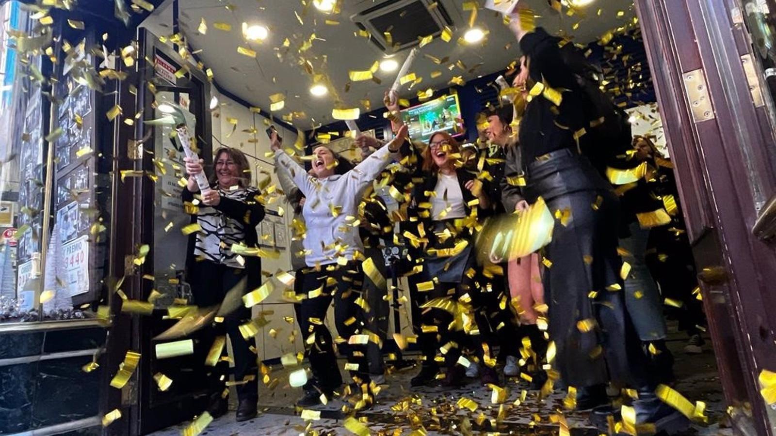 Champán, confeti y cánticos en 'Doña Manolita', que vuelve a repartir millones con tres quintos y el 'Gordo'