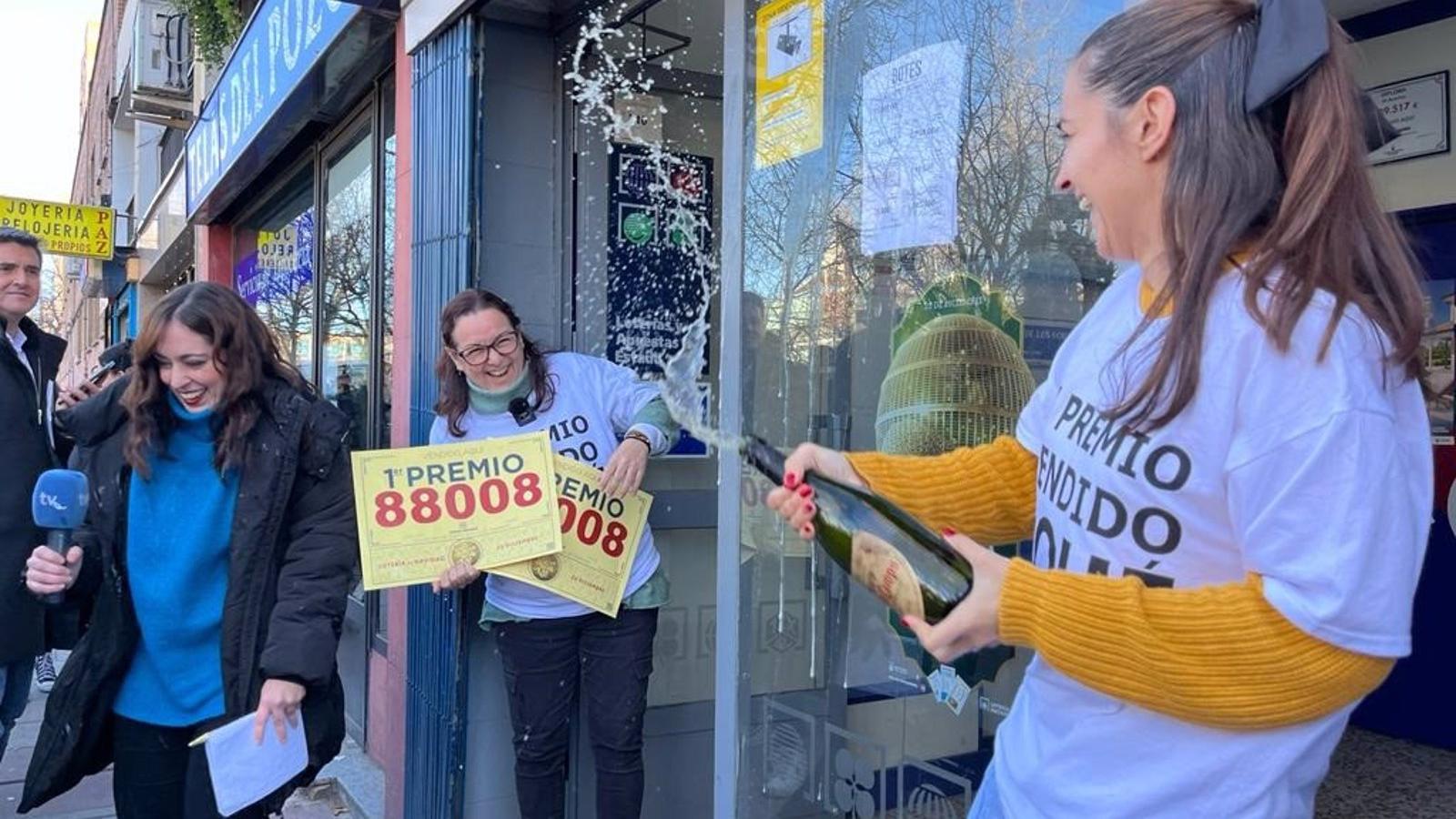  La lotera que regó de millones el Barrio del Pilar al vender el Gordo: &quot;Lo ha traído mi marido desde el cielo&quot;