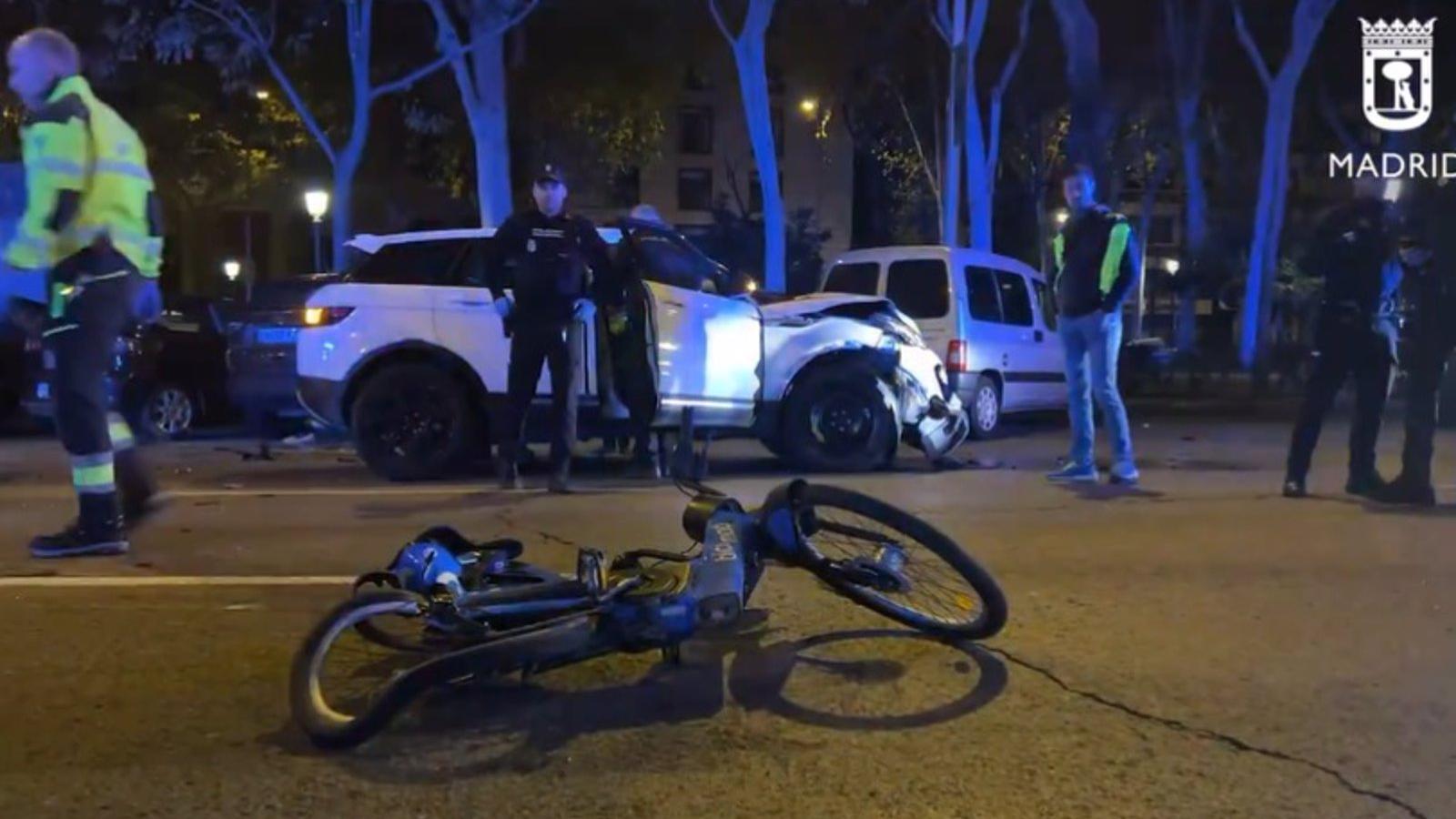  El conductor de un coche se fuga a pie tras golpear un VTC, que arrolla a una ciclista en el paseo del Prado