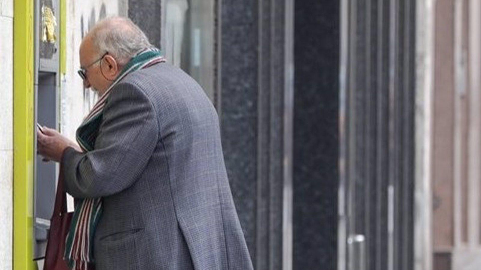 Los bancos no cobrarán comisiones por retirar efectivo en ventanilla a mayores de 65 años y discapacitados