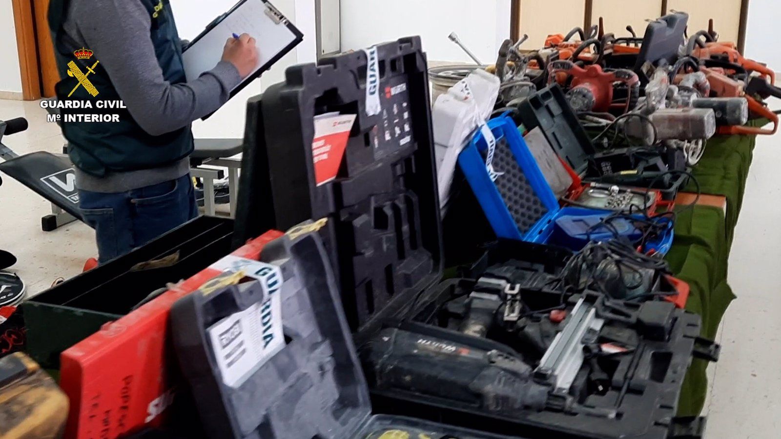 A prisión cuatro vecinos de Madrid y Parla por robar 400 quesos y maquinaria