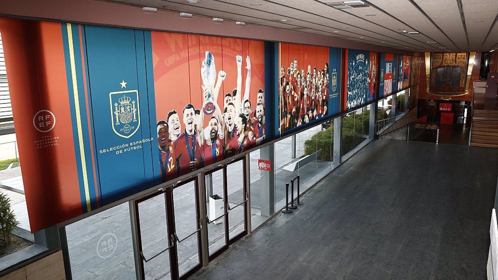 La RFEF rediseña los vinilos de la Ciudad del Fútbol para incorporar imágenes de sus jugadoras