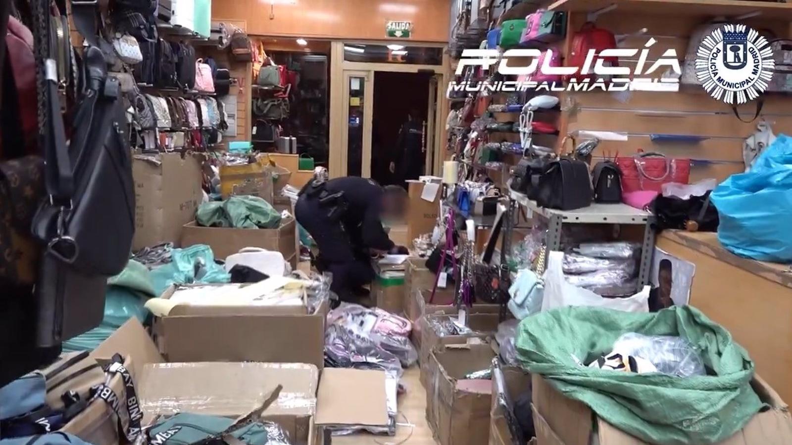  Dos detenidos y 8.500 productos falsos, la mayoría camisetas de fútbol, escondidos en un local de Lavapiés