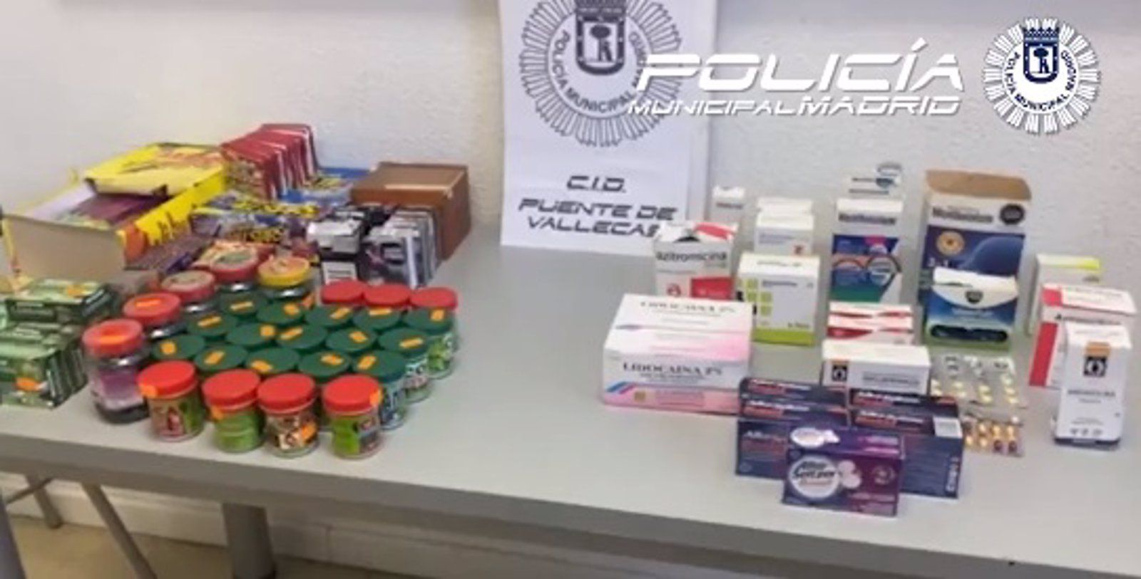 Detenida la encargada de un comercio de alimentación de Vallecas que vendía medicamentos, tabaco y pirotecnia