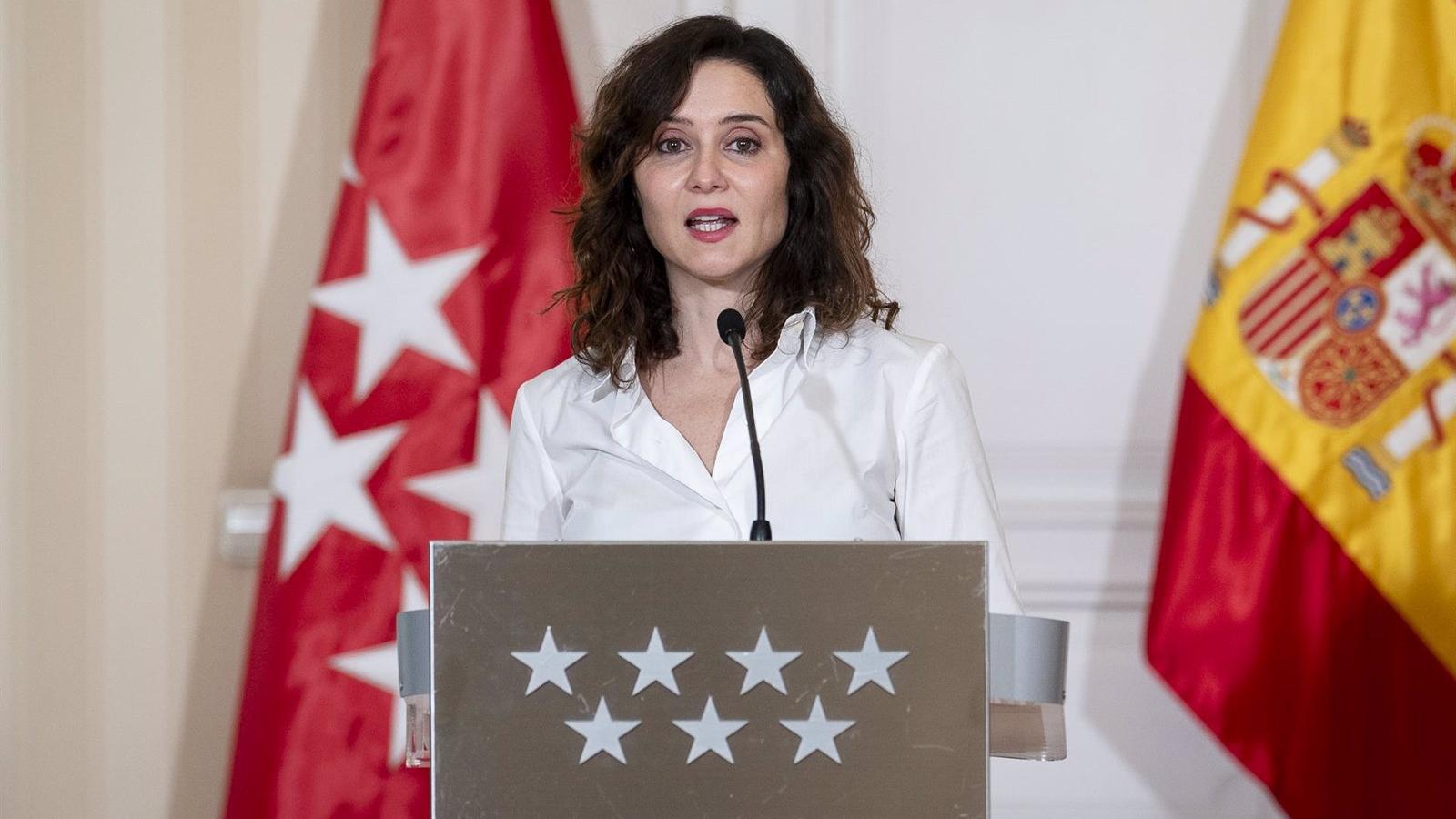 Díaz Ayuso ve improvisación en hacer las mascarillas obligatorias y cree que es un "recurso del gestor débil"