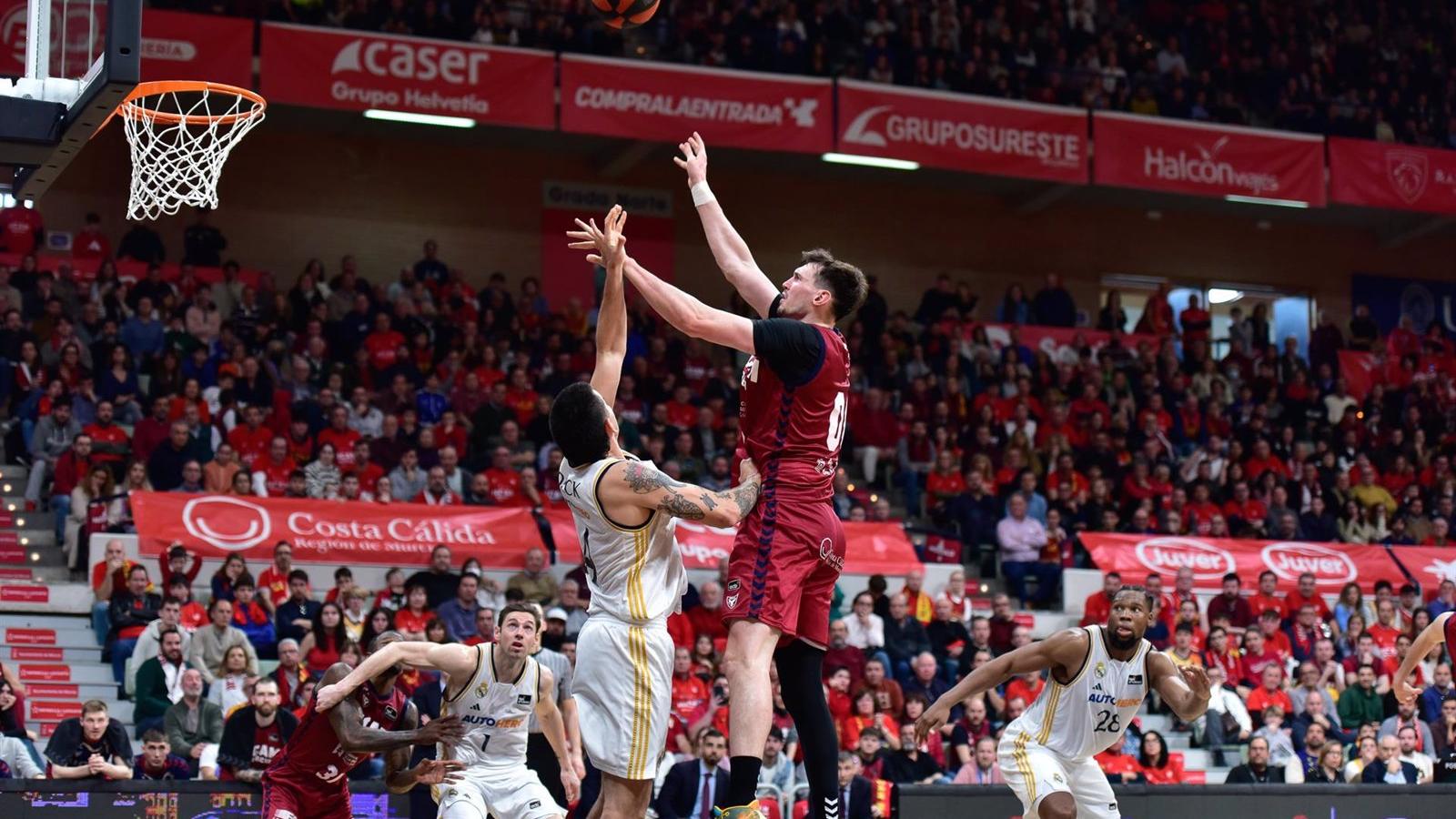 El Real Madrid acusa las bajas en Murcia y el Barça gana con Parker