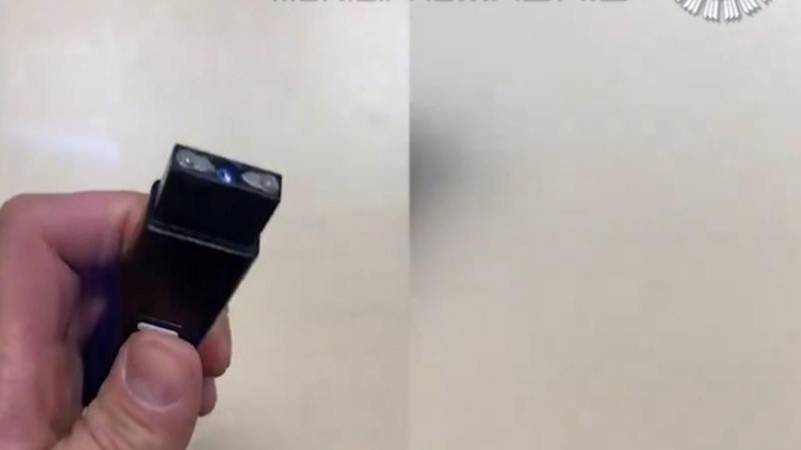  Policía Municipal descubre una defensa eléctrica camuflada como MP3