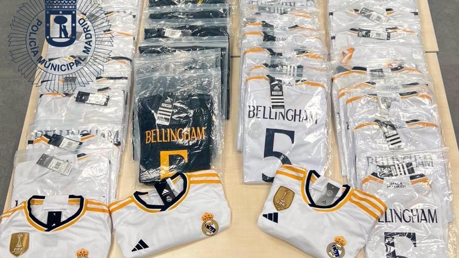 Dos detenidos por vender camisetas del Real Madrid cerca de la tienda del club en el estadio