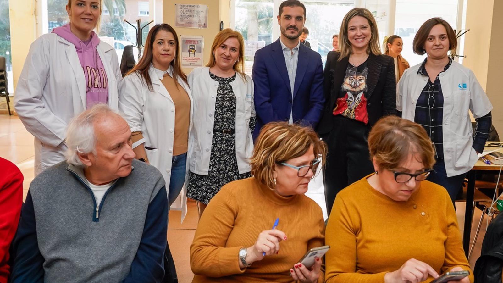 Torrejón ofrece talleres gratuitos para que los mayores aprendan a realizar tramites online de salud
