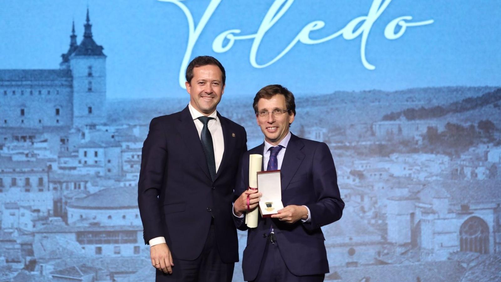 Martínez-Almeida recoge la Medalla de Toledo por la colaboración de Madrid tras el paso de la DANA