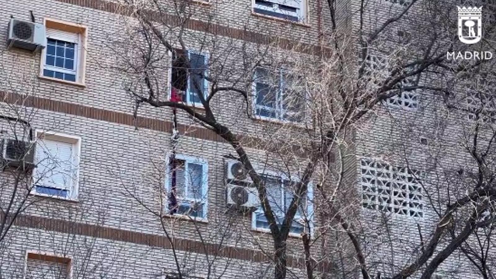  El hombre herido al caer mientras se descolgaba con ropa atada de un edificio en Puente de Vallecas pretendía robar