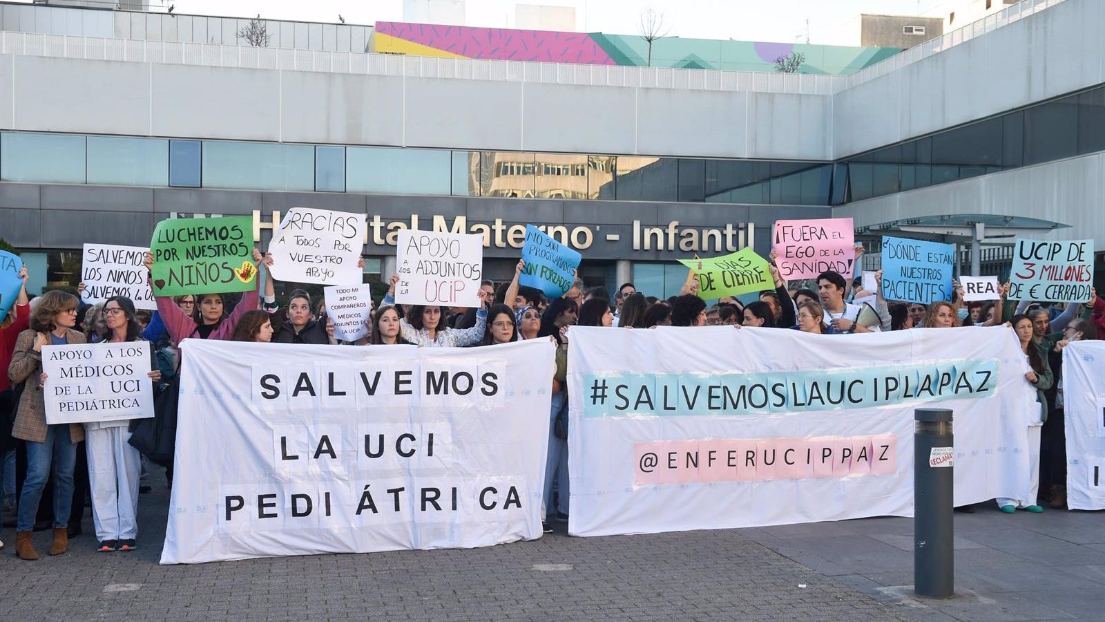 Los pacientes afectados por la situación de la UCI Pediátrica de La Paz piden una solución que permita su reapertura