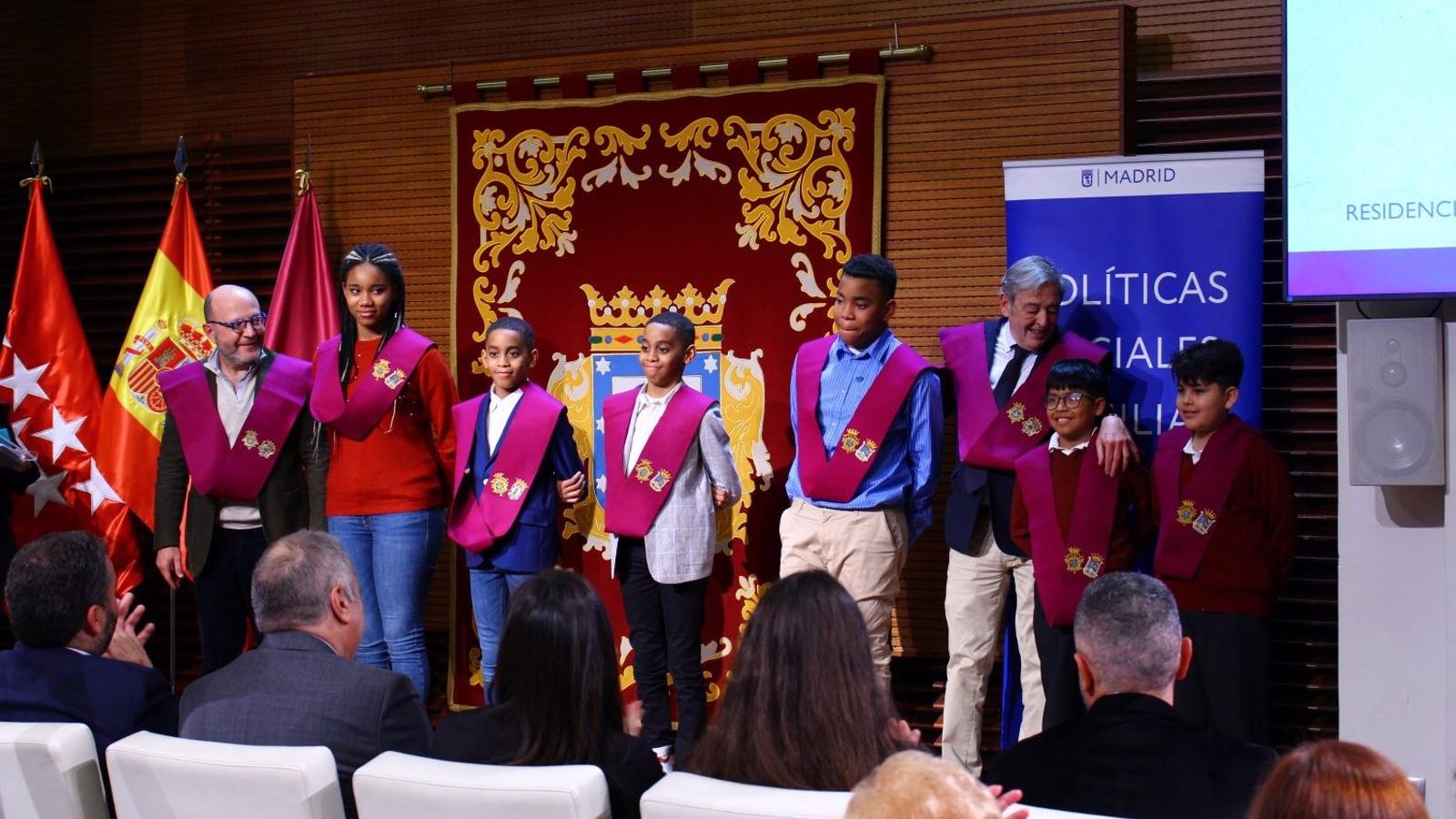 El Ayuntamiento de Madrid impone las becas de residente a los 19 nuevos niños de San Ildefonso