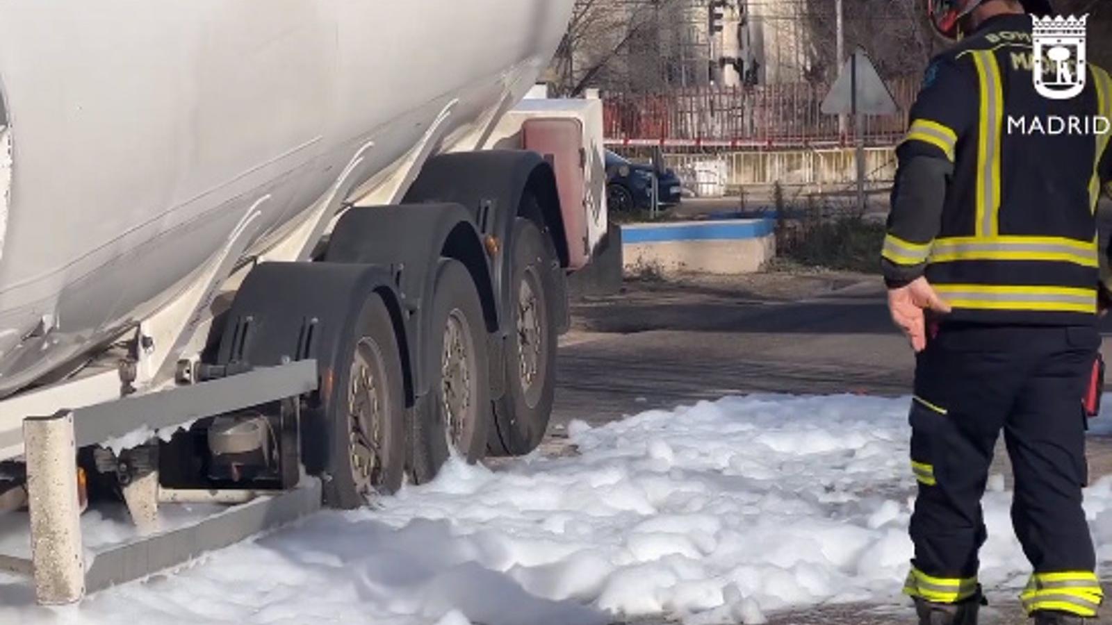 Bomberos controlan que no se derrame una cisterna de mercancías peligrosas al desengancharse del camión