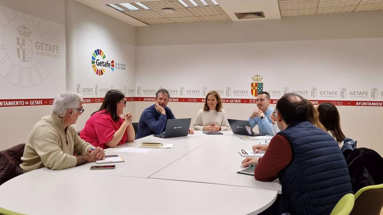 El Ayuntamiento trabaja en un nuevo modelo de ayudas alimentarias con tarjetas monedero en Getafe