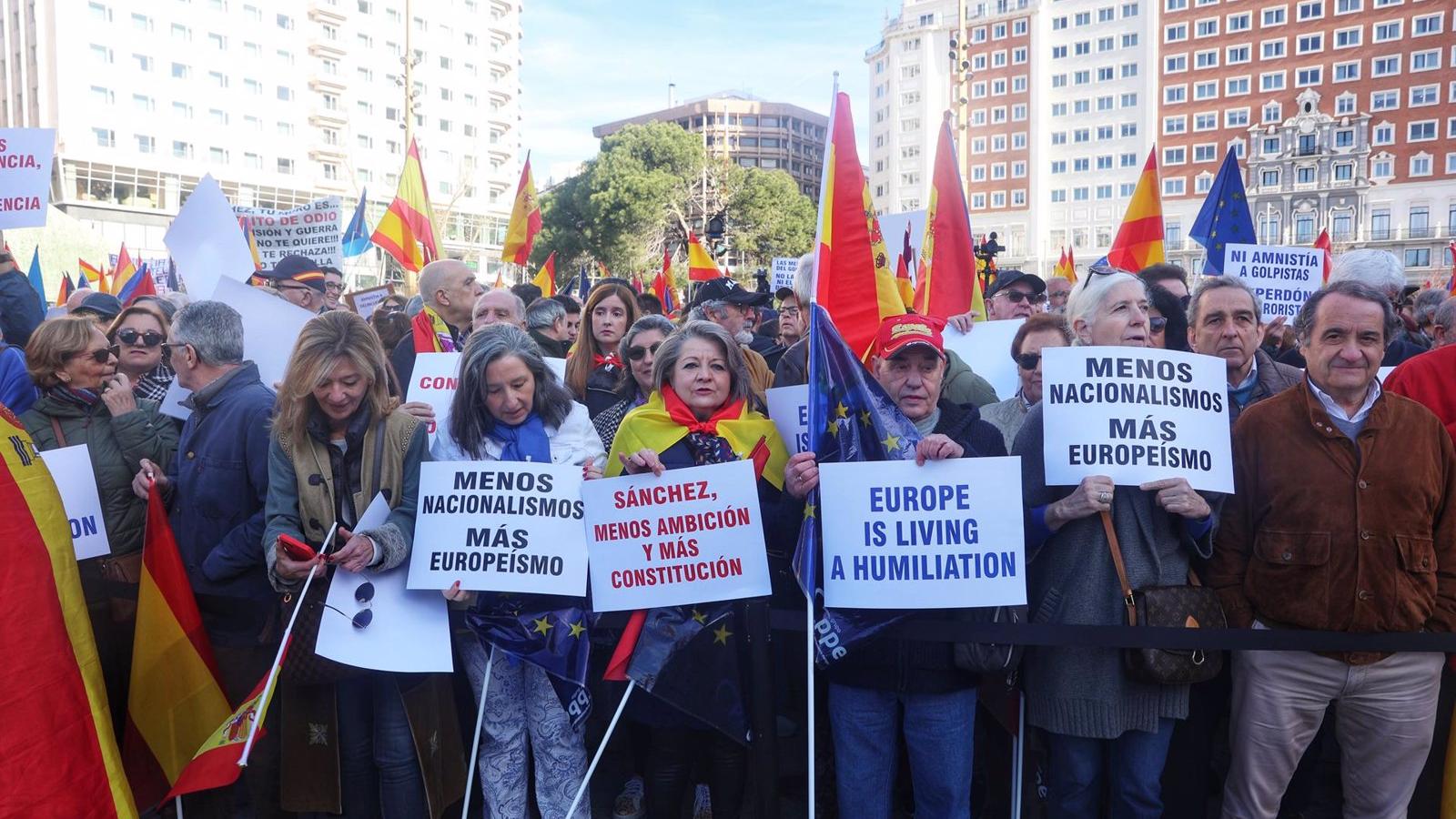 Miles de personas secundan la cuarta protesta del PP en Madrid contra la amnistía