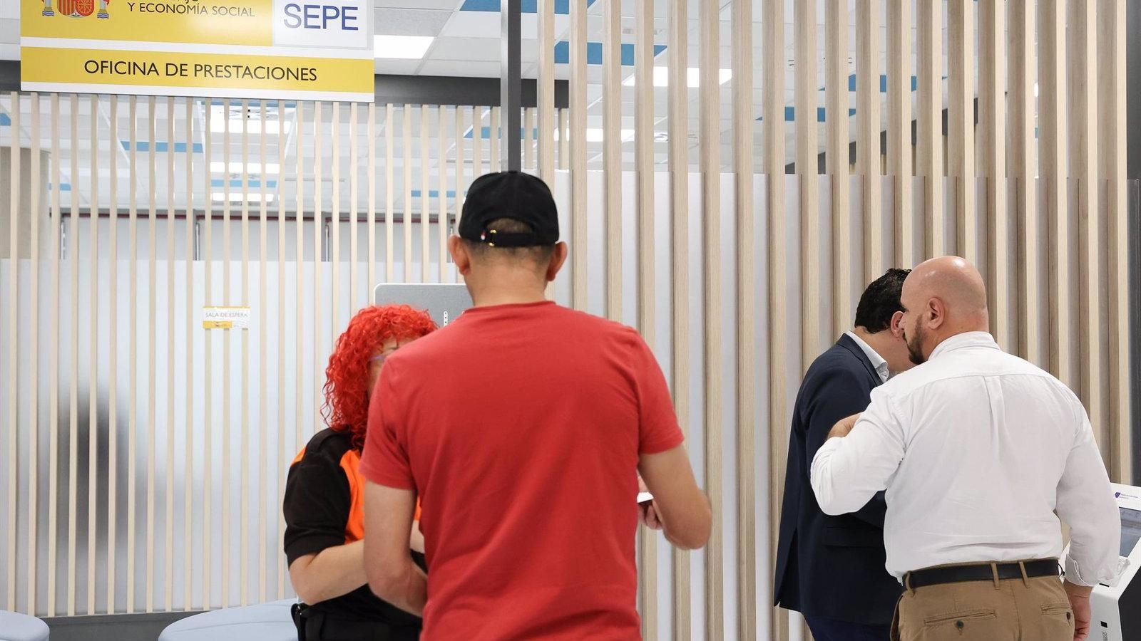 La tasa de paro subirá al 12,1% en el primer trimestre y el empleo desacelerará su crecimiento