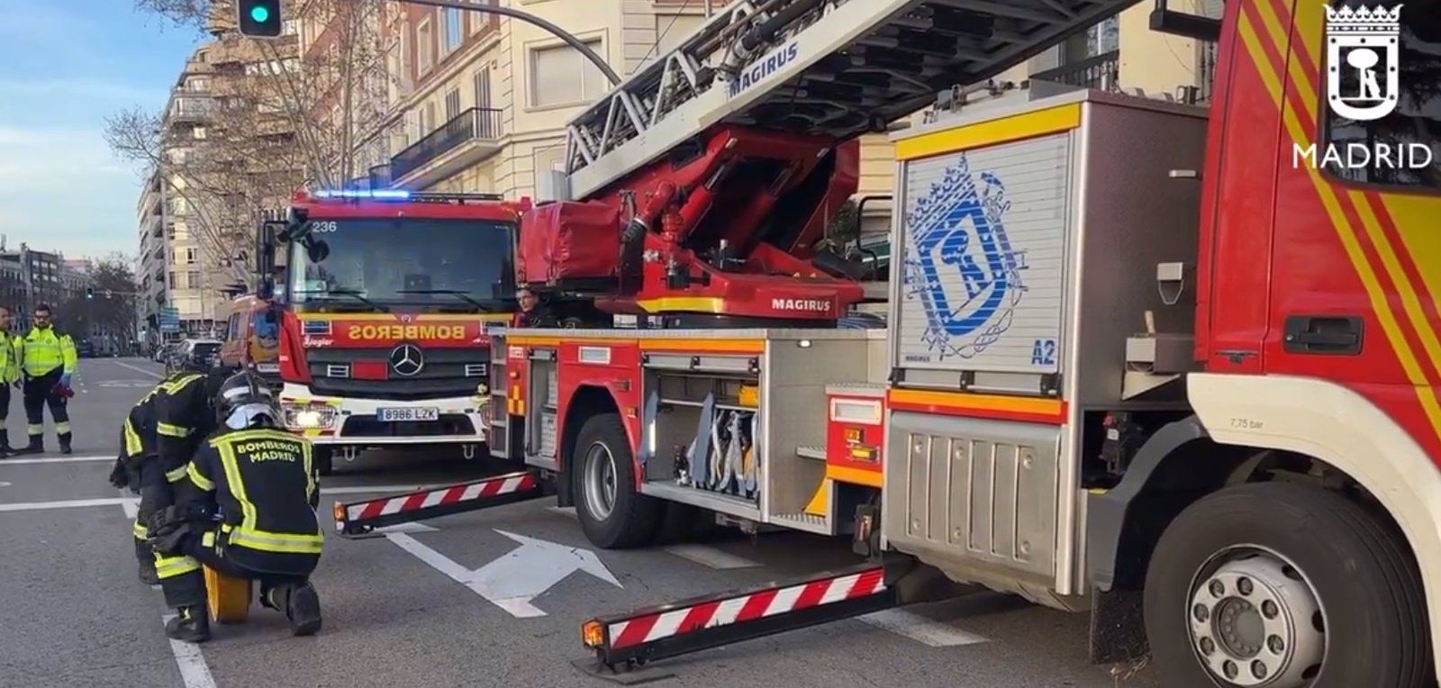 Bomberos de Madrid intervienen en un incendio originado en una vivienda de Menéndez Pelayo