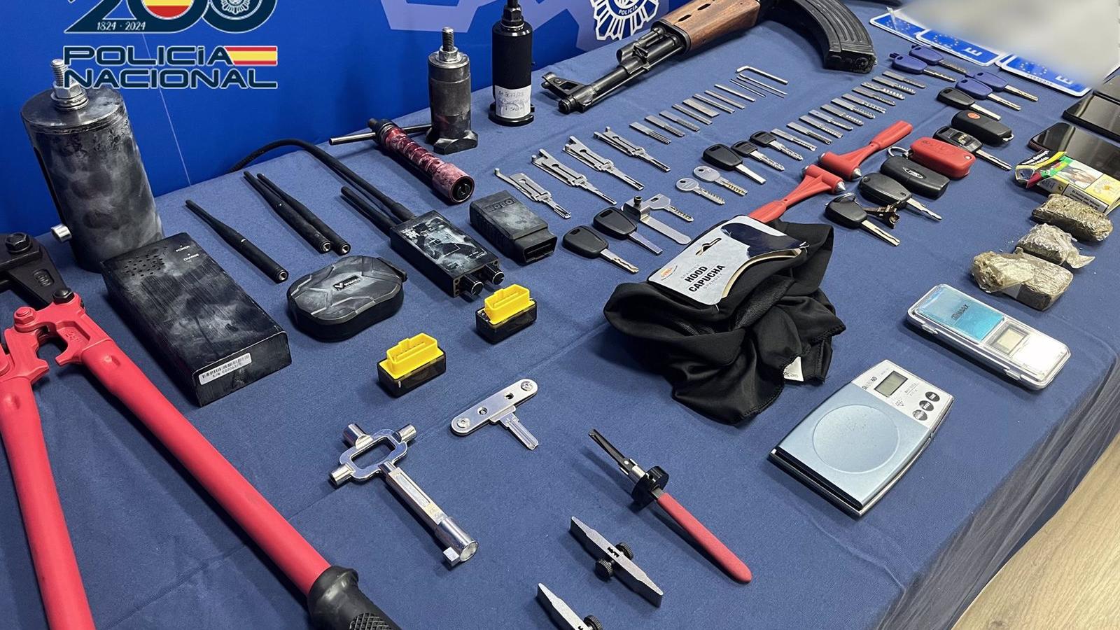  Cae un banda que robaba coches con un kalashnikov y los desguazaba en un garaje de Carabanchel