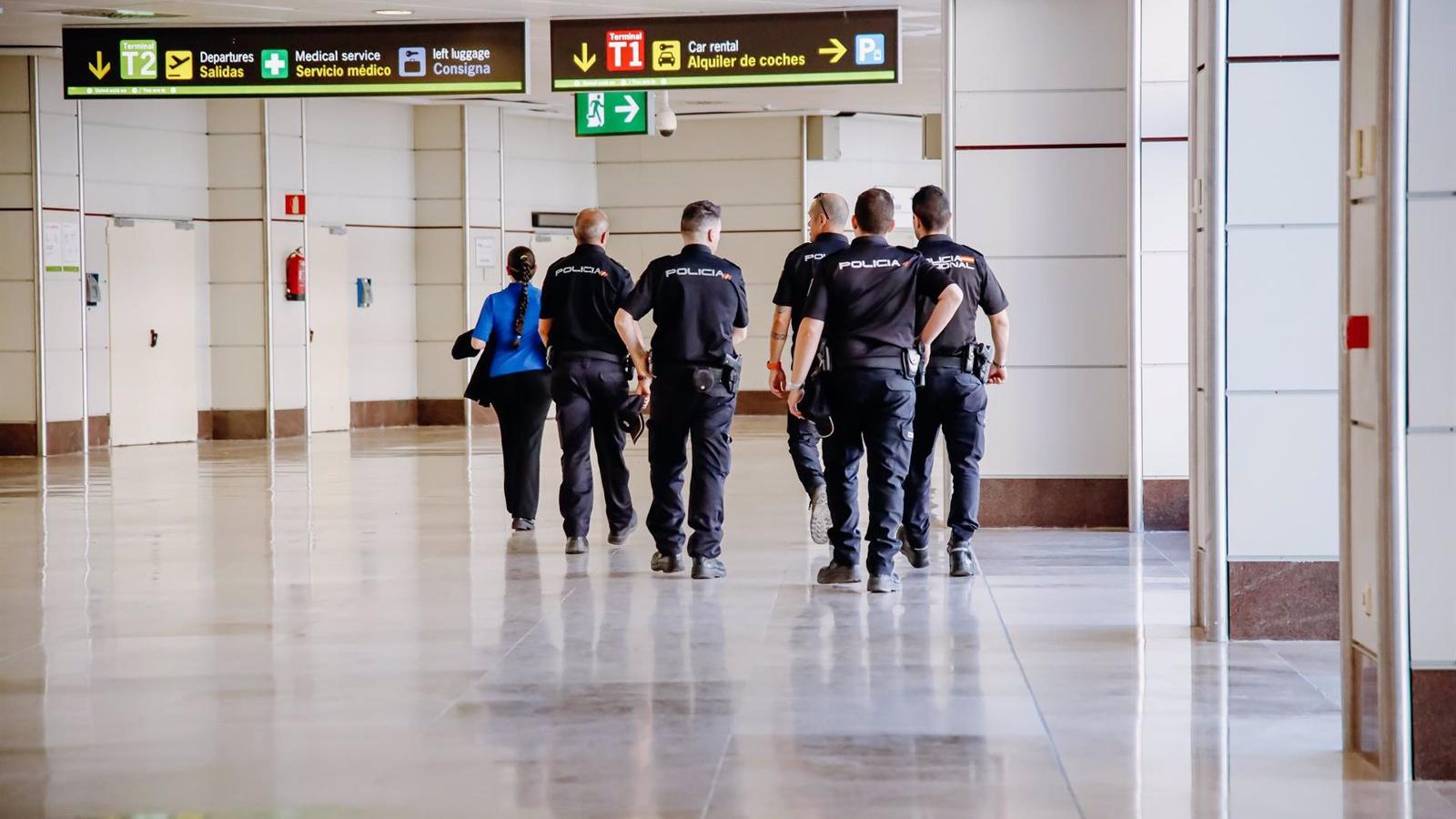 Antidisturbios desplegados en Barajas ante el caos provocado por los migrantes africanos solicitantes de asilo