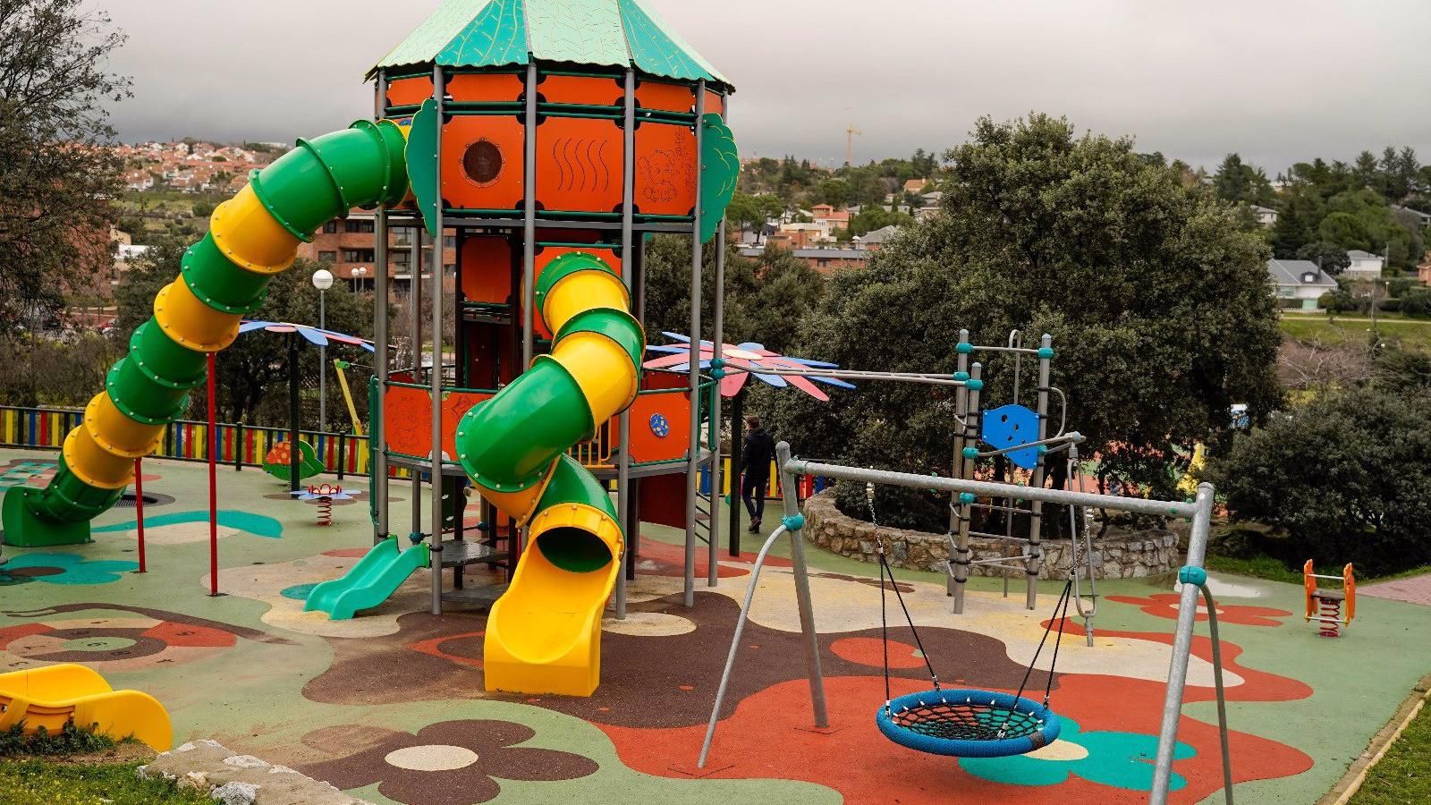 Finalizan los trabajos de mejora en la pista deportiva y en los juegos infantiles del Parque Doctor Bachir de Colmenar