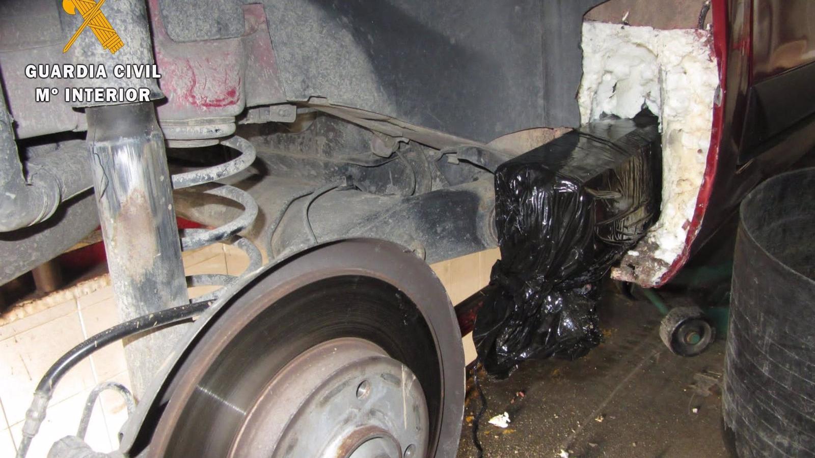 La Guardia Civil interviene en puerto de Ceuta 75,4 kilos de hachís ocultos en dos coches similares de dos madrileños