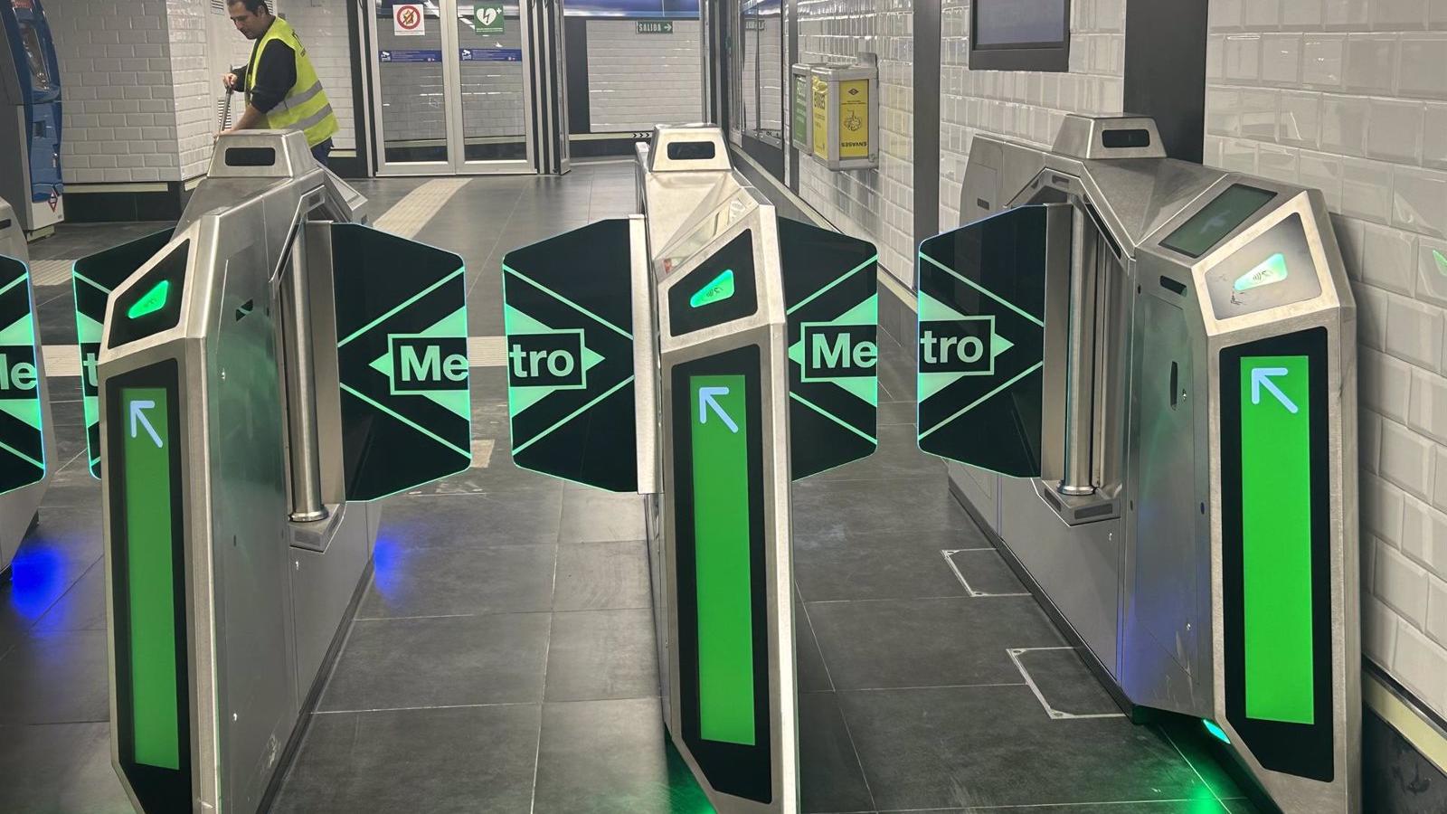 Las estaciones de Metro de Cuatro Caminos y Reyes Católicos estrenan tornos inteligentes