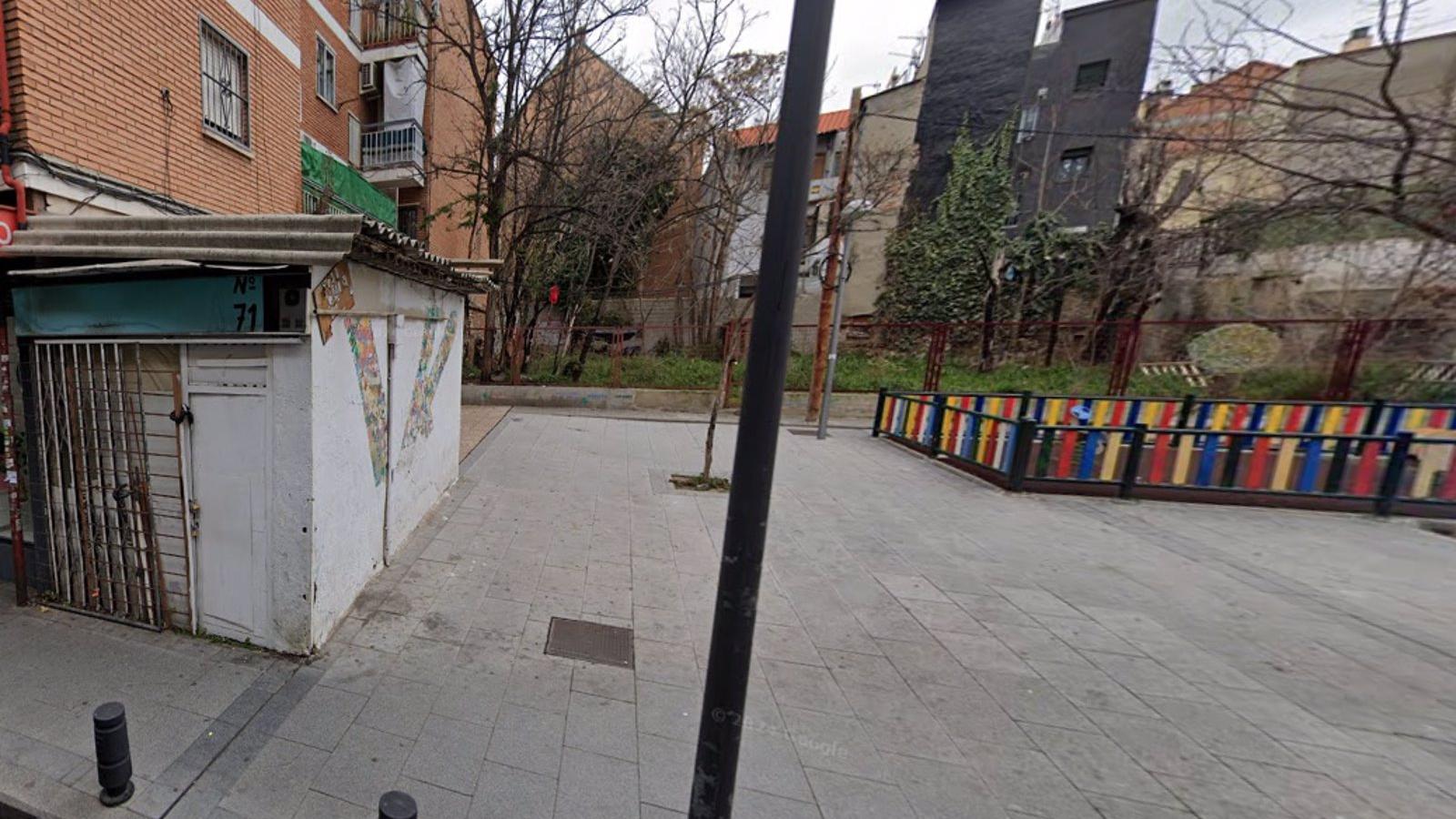  Detienen a un hombre mientras agredía violentamente a su pareja en una calle de Vallecas