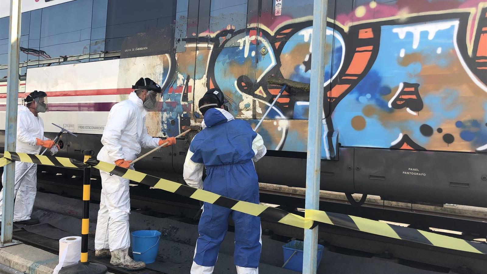 Grafiteros paran un tren en el trayecto entre Alcobendas y Parla para realizar una pintada