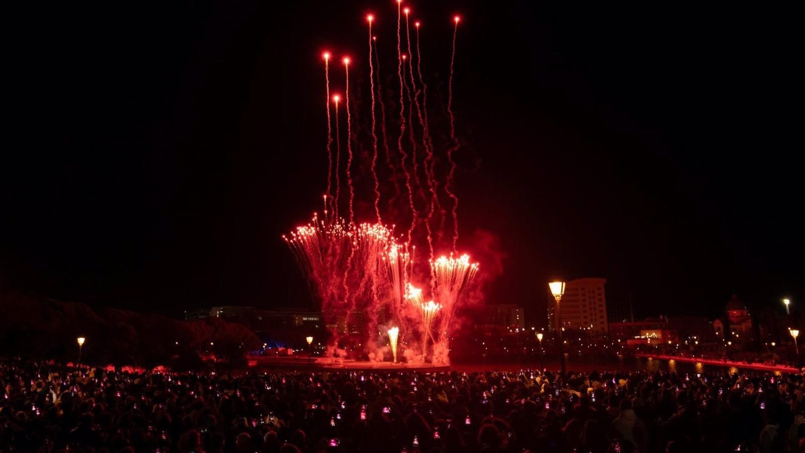Un dragón rojo de fuegos artificiales coloreó el cielo de Madrid para celebrar el Año Nuevo chino