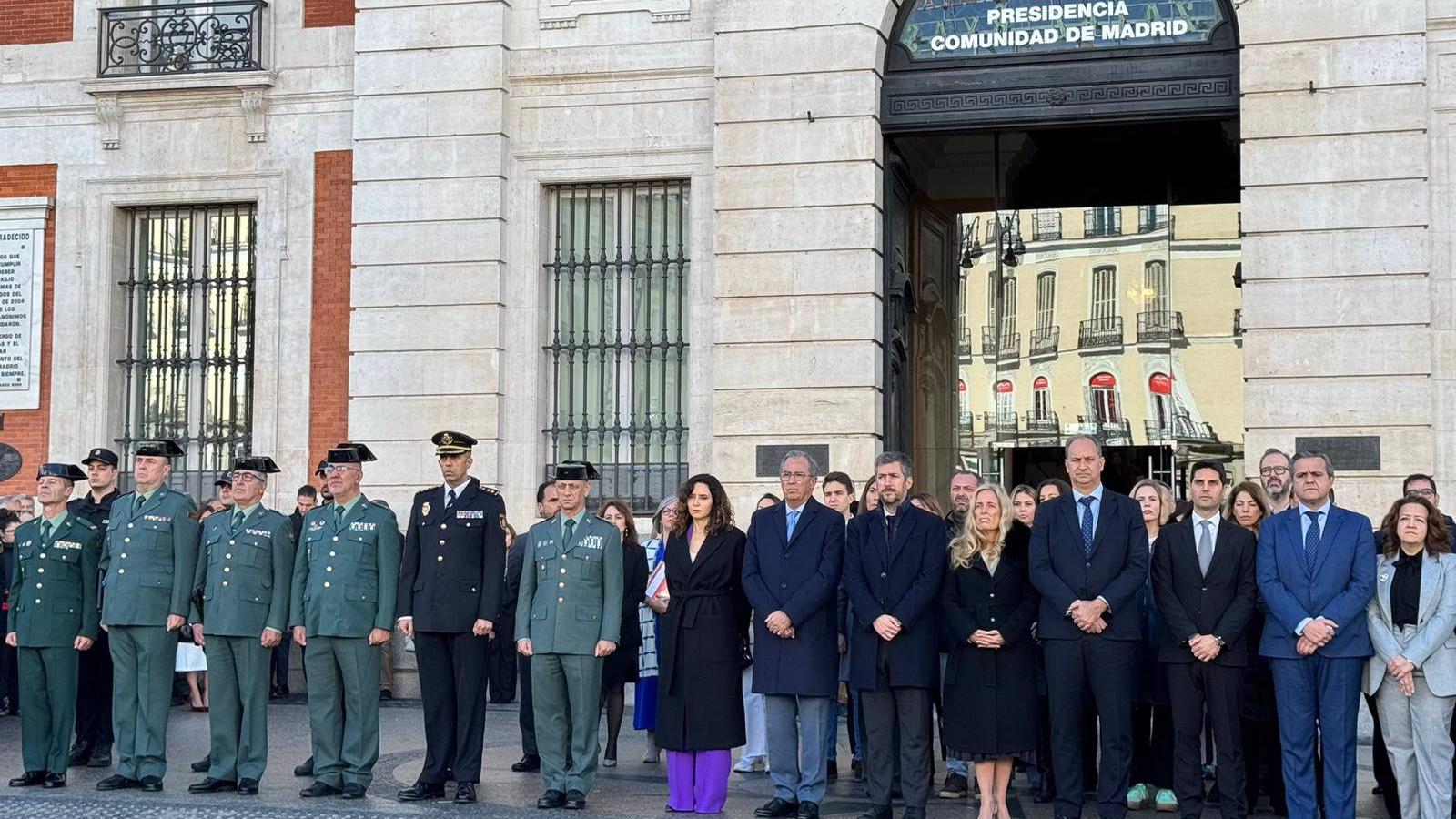 Gritos de "Marlaska dimisión" y "vivas" a la Guardia Civil en el minuto de silencio en Sol por los agentes muertos Gritos de "Marlaska dimisión" y "vivas" a la Guardia Civil en el minuto de silencio en Sol por los agentes muertos