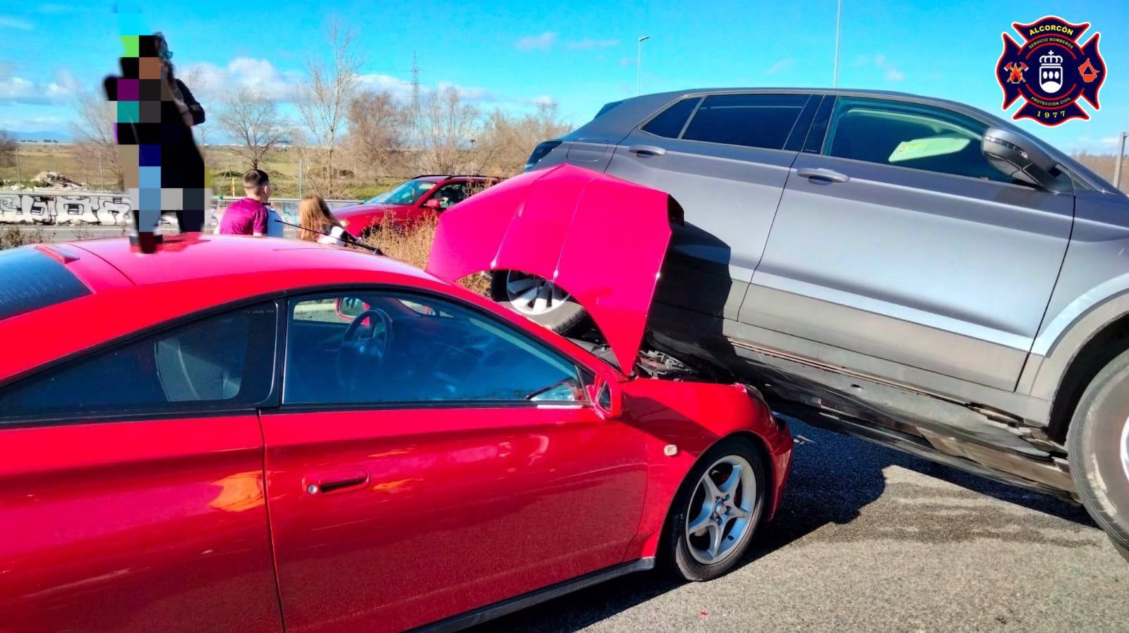 Una colisión sin heridos deja un coche encima de otro en la A-5