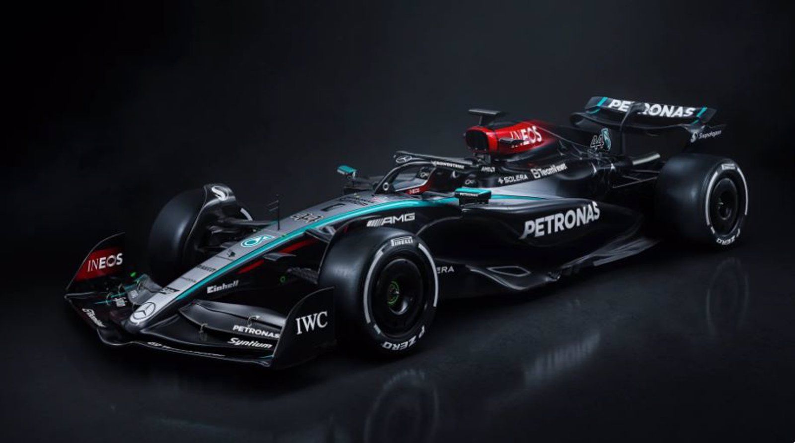 Mercedes vuelve al plateado con el W15 en el último año de Lewis Hamilton